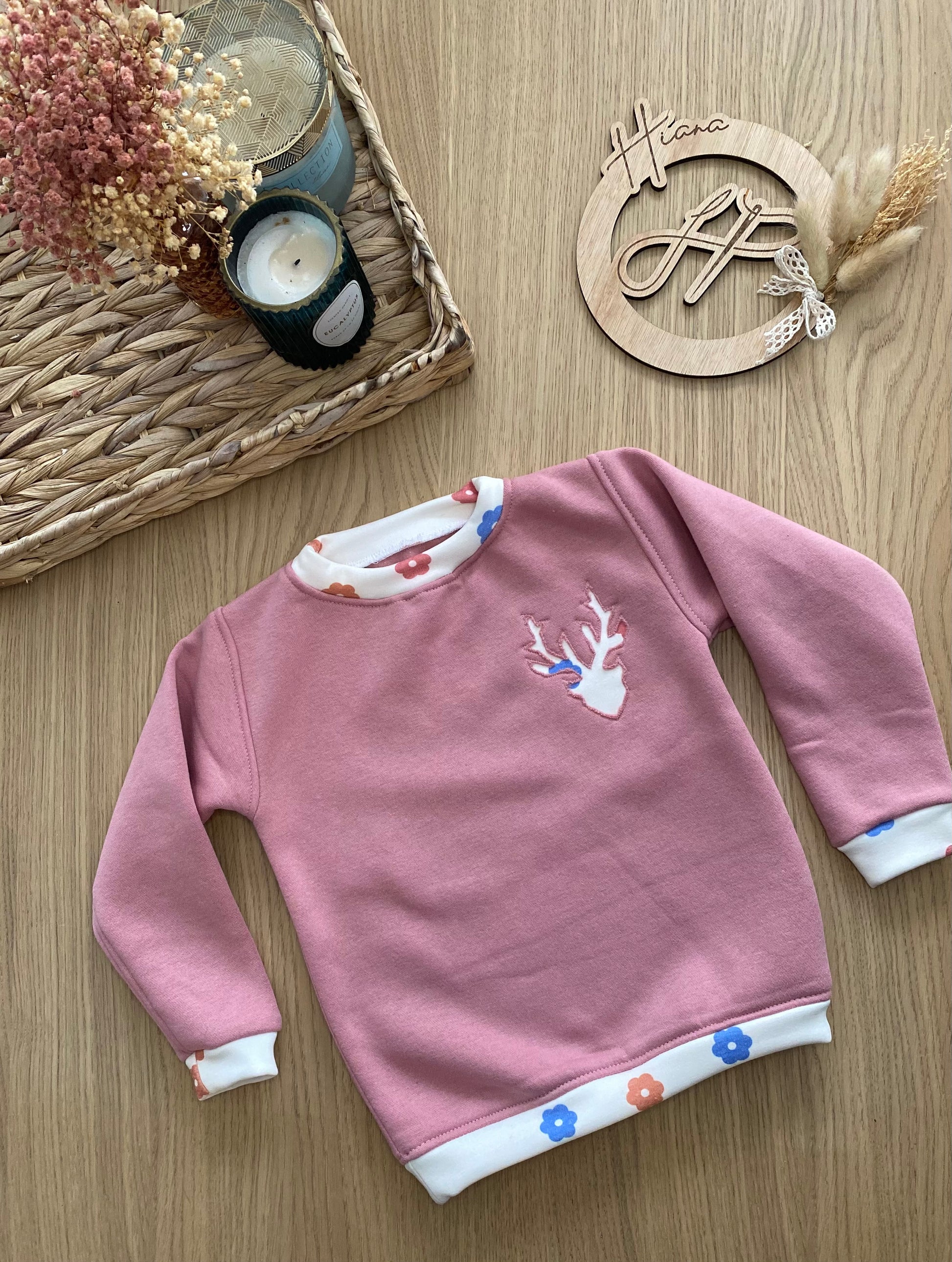 Offrez-vous le pull Artémis, une pièce douce et élégante, fait-main avec amour. Disponible du 6 mois au XXL. Commandez maintenant !