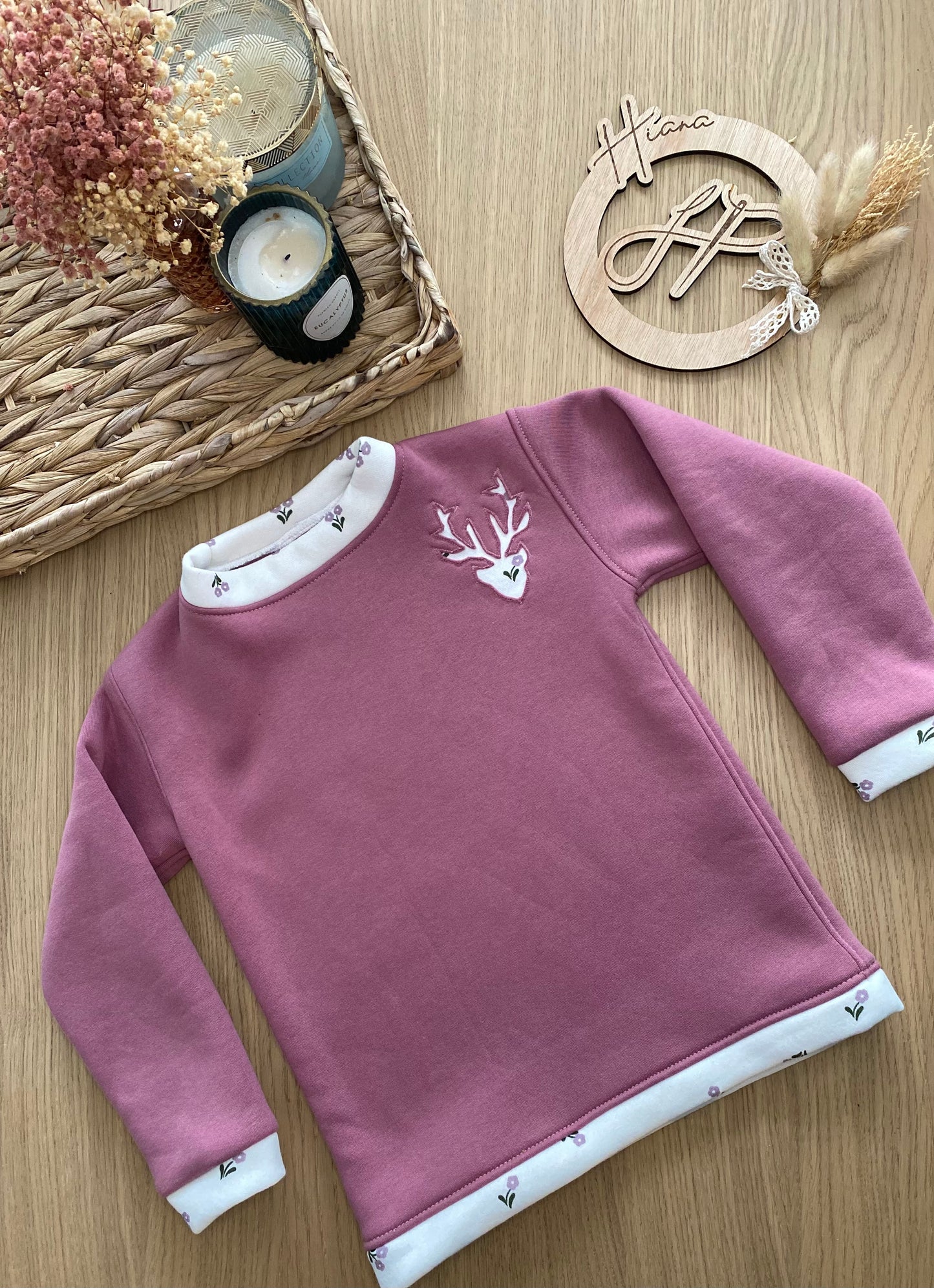 Offrez-vous le pull Artémis, une pièce douce et élégante, fait-main avec amour. Disponible du 6 mois au XXL. Commandez maintenant !