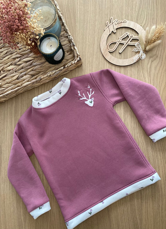 Offrez-vous le pull Artémis, une pièce douce et élégante, fait-main avec amour. Disponible du 6 mois au XXL. Commandez maintenant !