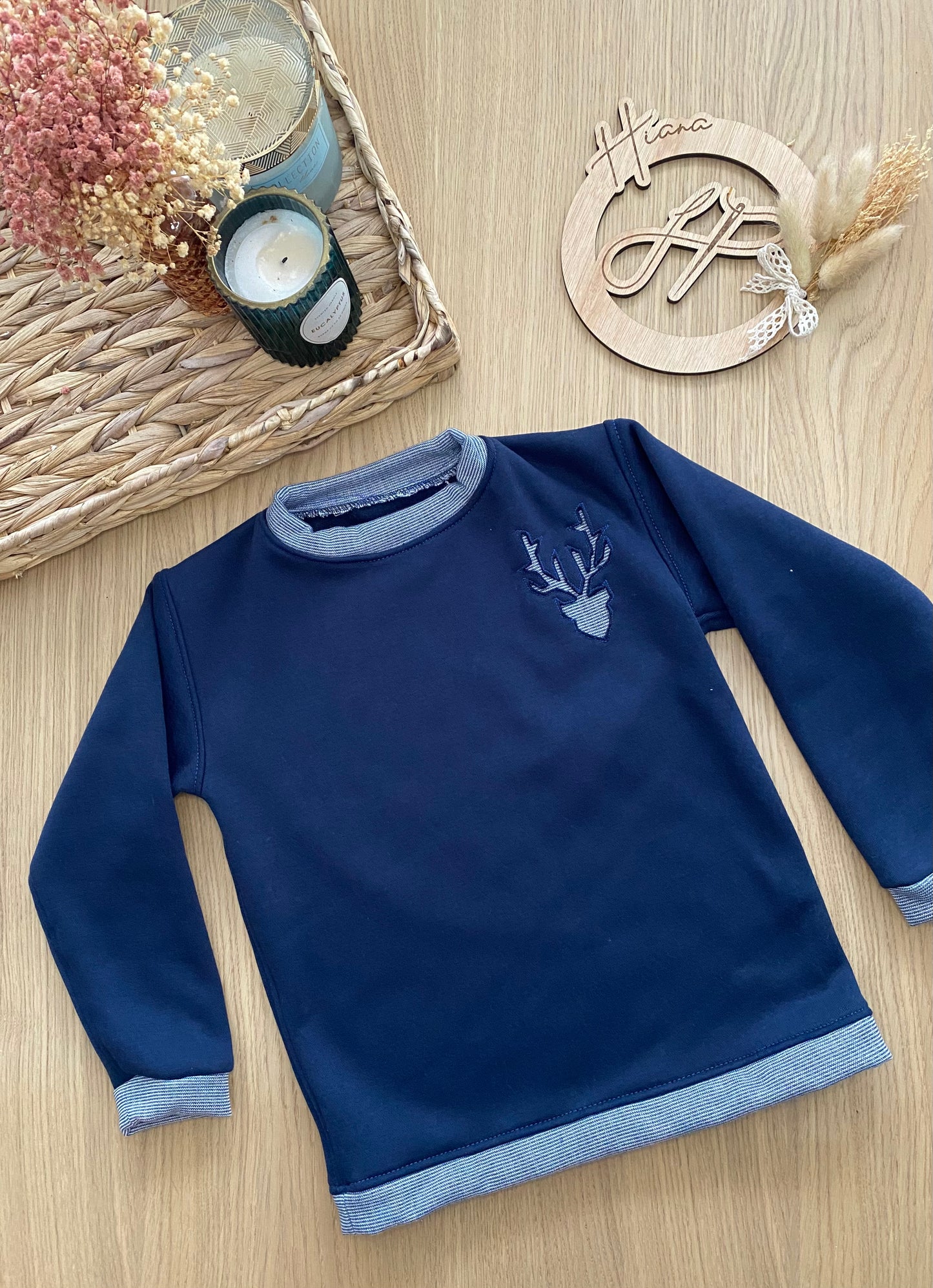 Offrez-vous le pull Céleste, une pièce douce et élégante, fait-main avec amour. Disponible du 6 mois au XXL. Commandez maintenant !