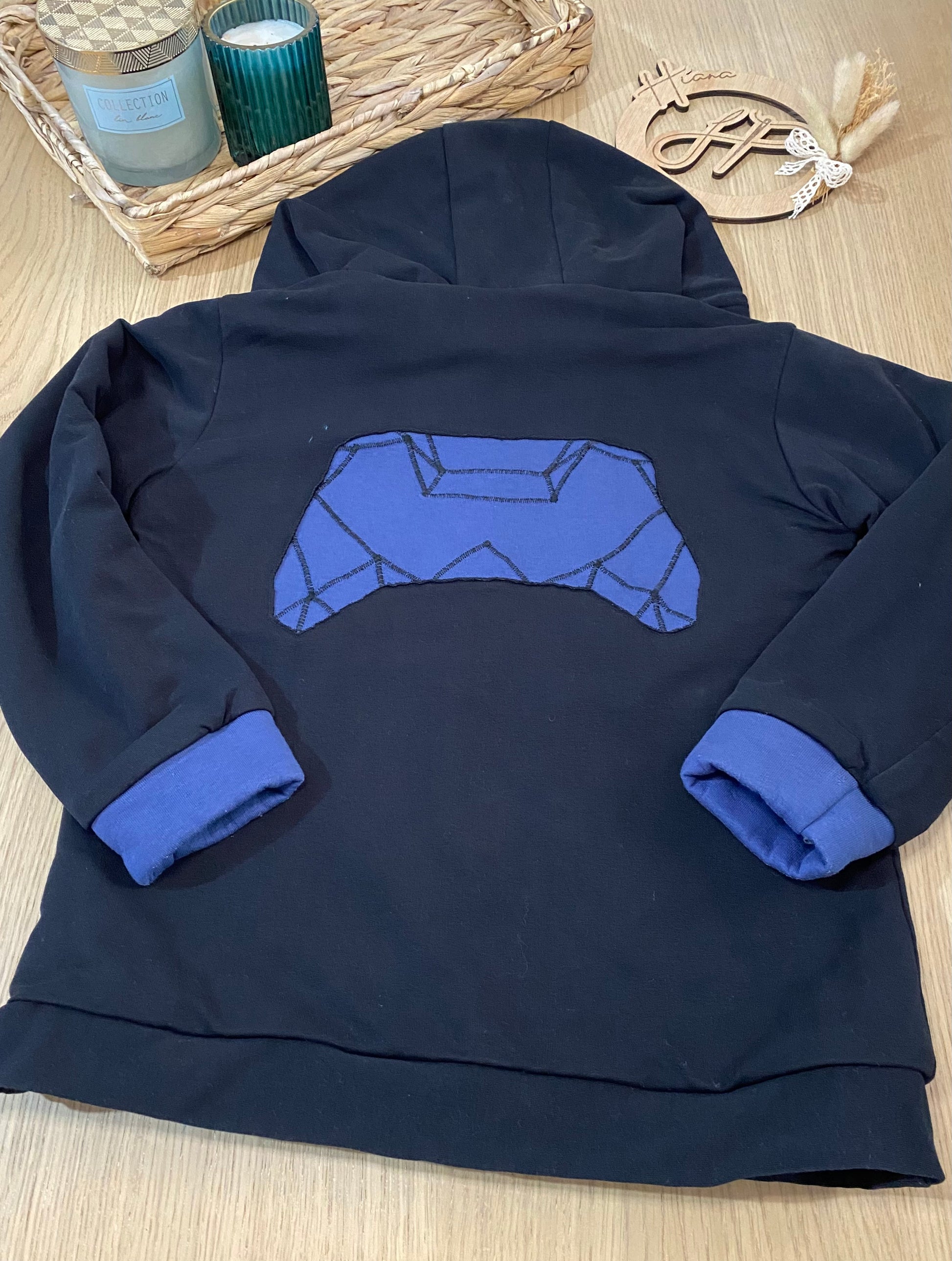Fans de gaming ? Le pull Game On est fait pour vous ! Ultra doux, fait-main et disponible du 6 mois au XXL. Commandez le vôtre !