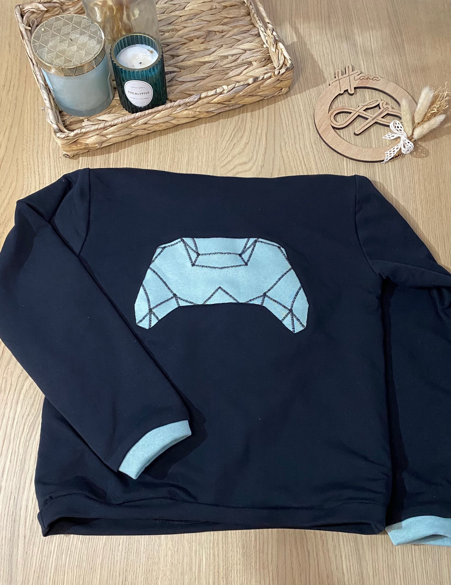 Fans de gaming ? Le pull Game On est fait pour vous ! Ultra doux, fait-main et disponible du 6 mois au XXL. Commandez le vôtre !