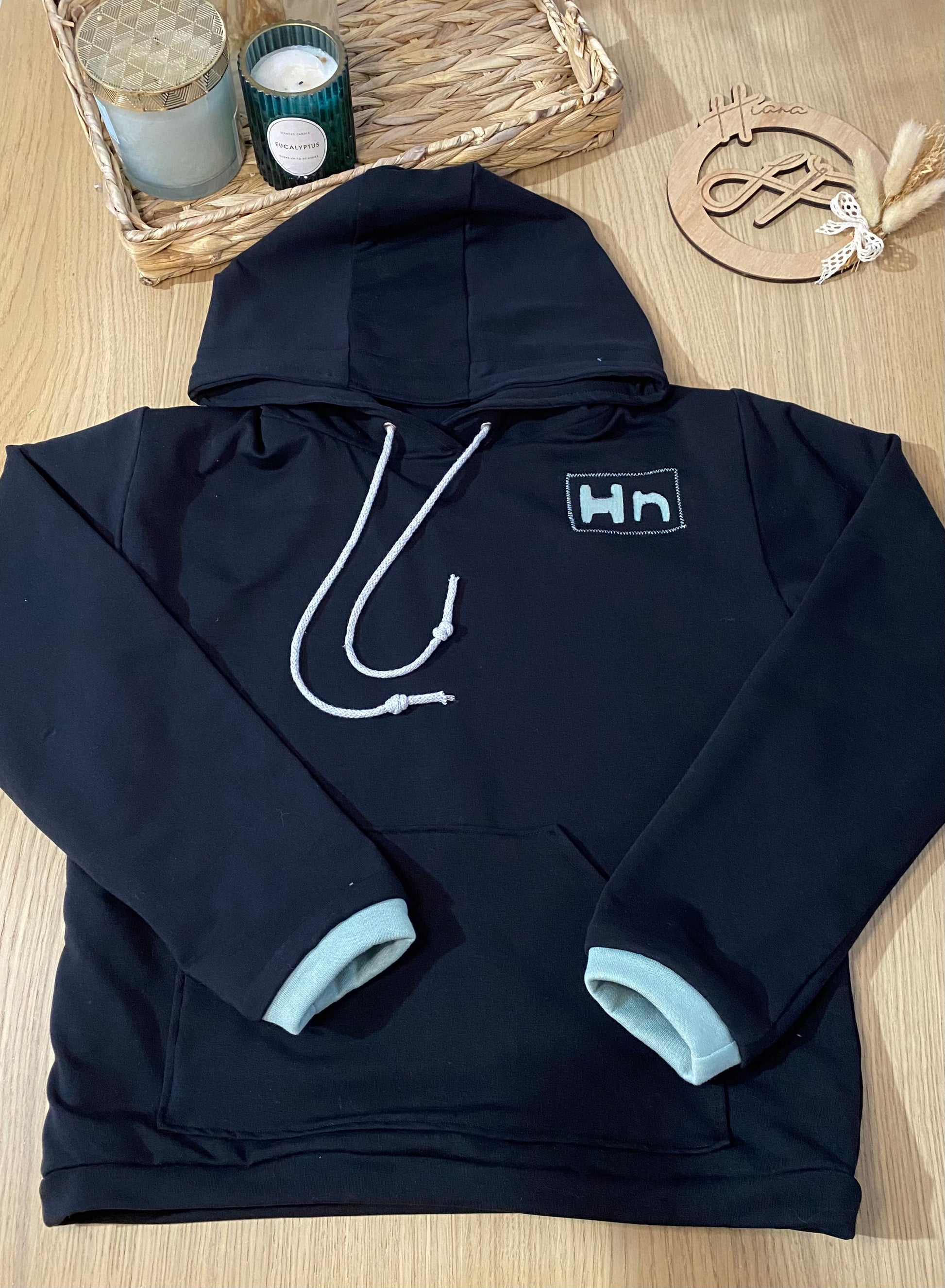 Fans de gaming ? Le pull Game On est fait pour vous ! Ultra doux, fait-main et disponible du 6 mois au XXL. Commandez le vôtre !