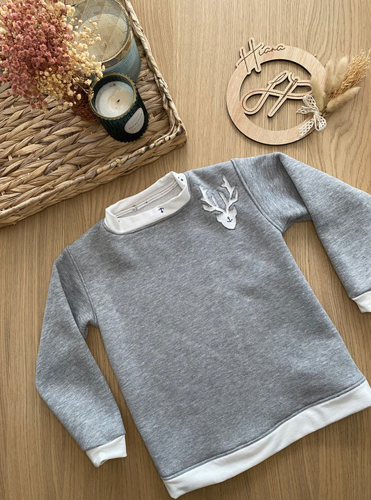 Offrez-vous le pull Pégase, une pièce douce et élégante, fait-main avec amour. Disponible du 6 mois au XXL. Commandez maintenant !