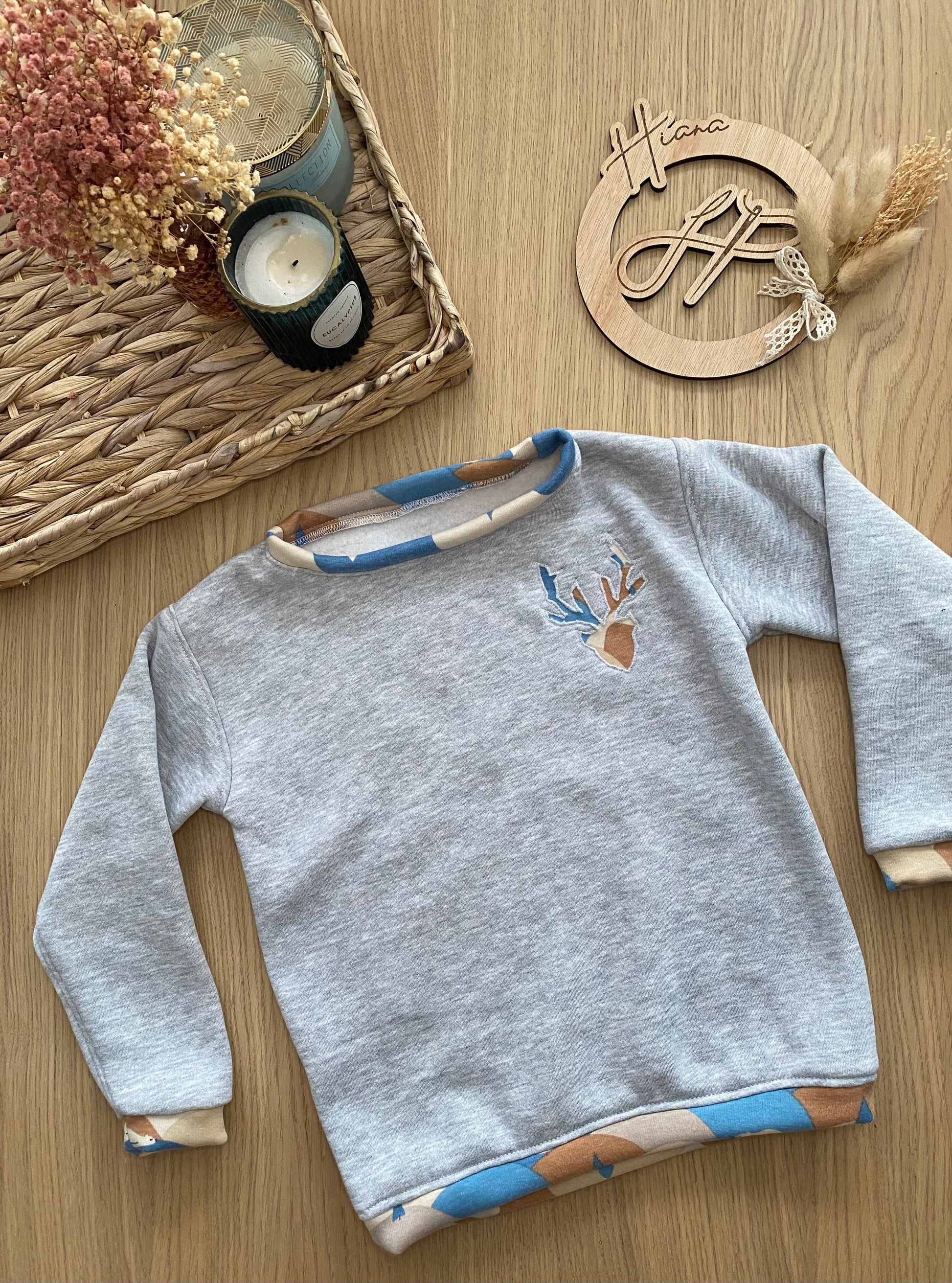 Offrez-vous le pull Pégase, une pièce douce et élégante, fait-main avec amour. Disponible du 6 mois au XXL. Commandez maintenant !