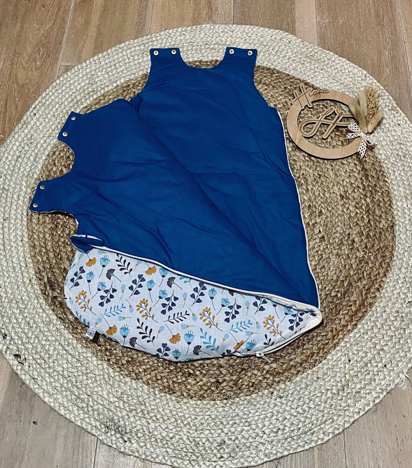 Turbulette bleu printanier pour bébé, avec des motifs d'animaux de la jungle comme des girafes et éléphants, idéale pour un sommeil paisible