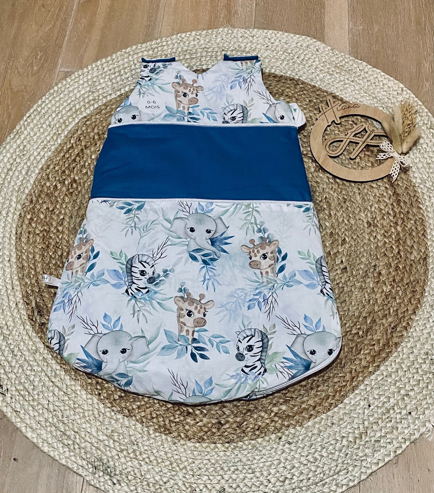 Turbulette douce savane pour bébé, avec des motifs d'animaux de la jungle comme des girafes et éléphants, idéale pour un sommeil paisible