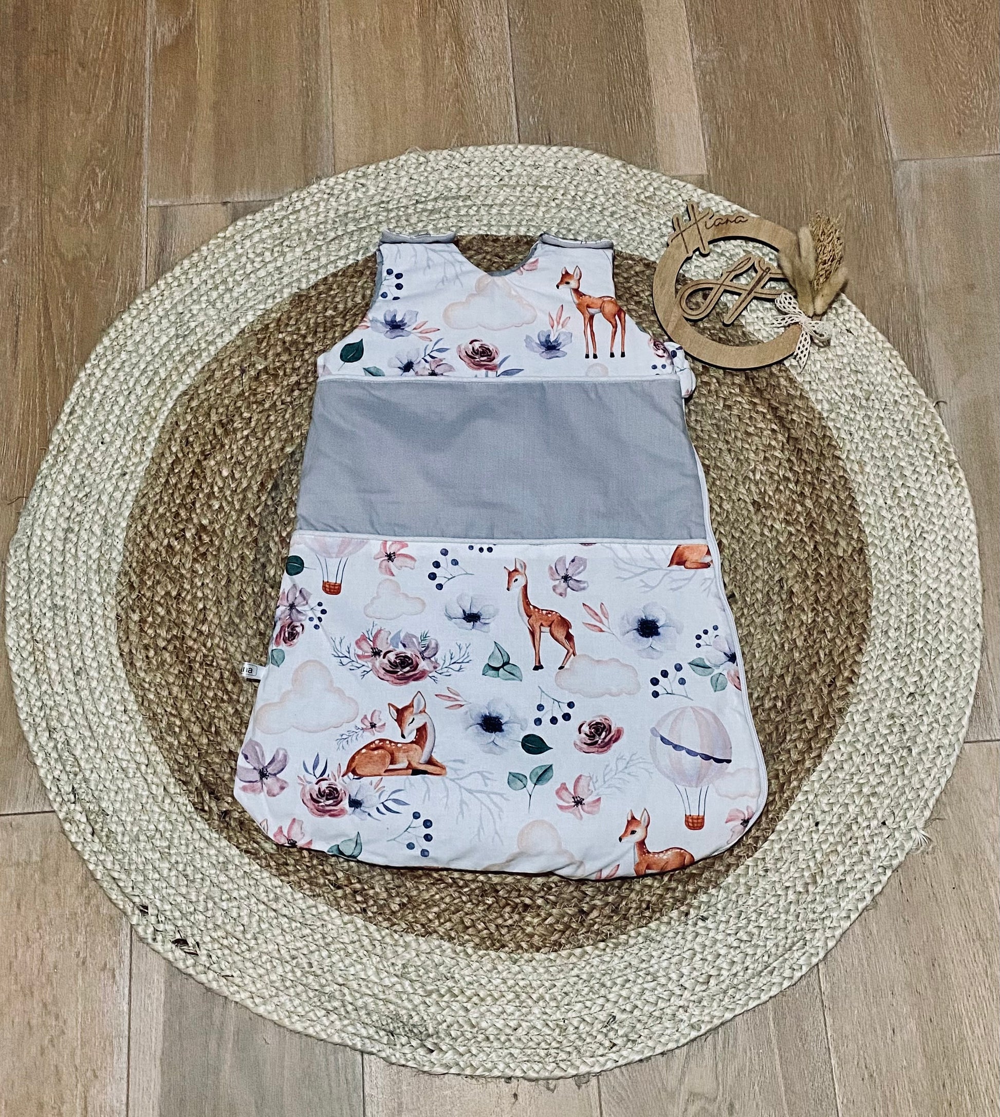 Turbulette jolies biches pour bébé, avec des motifs d'animaux de la jungle comme des girafes et éléphants, idéale pour un sommeil paisible