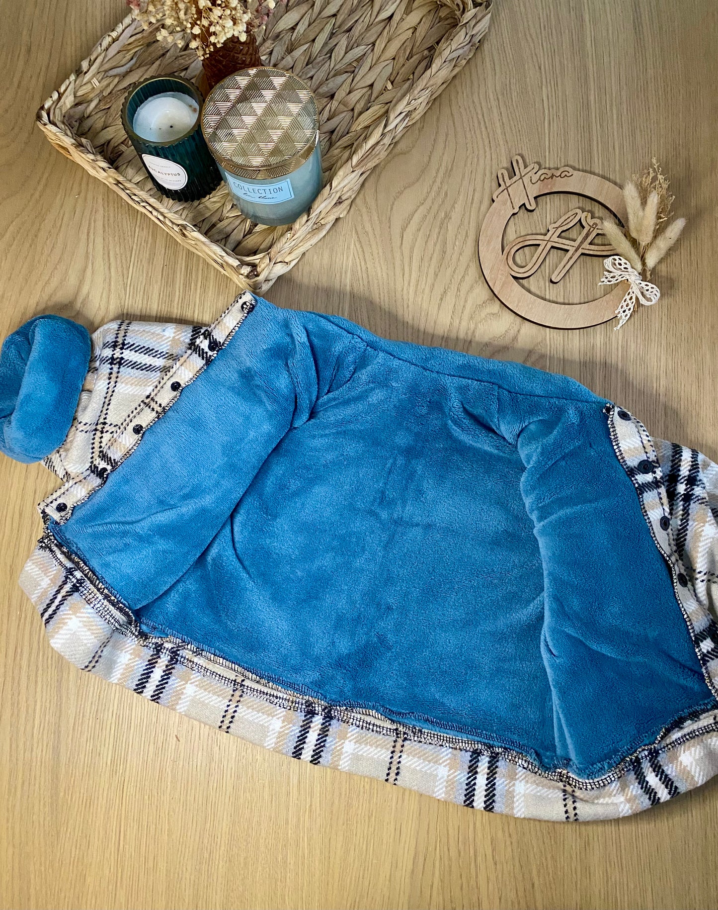 Offrez à toute la famille un manteau d’exception, pensé pour allier douceur, chaleur et style. Confectionné à la main avec des matériaux haut de gamme, ce manteau est l’allié idéal pour affronter l’hiver avec élégance.