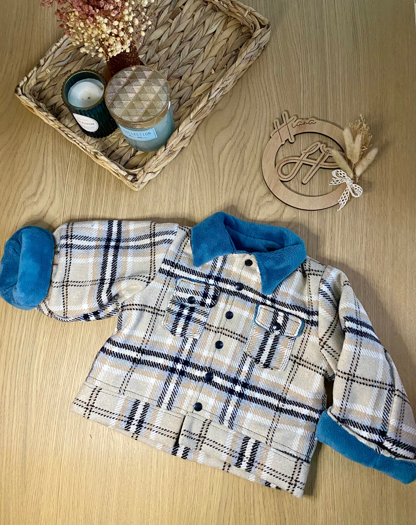 Offrez à toute la famille un manteau d’exception, pensé pour allier douceur, chaleur et style. Confectionné à la main avec des matériaux haut de gamme, ce manteau est l’allié idéal pour affronter l’hiver avec élégance.