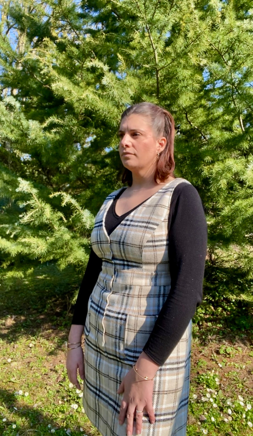 Robe élégante en tissu Prince de Galles, coupe féminine et intemporelle, collection Élégance à Carreaux.