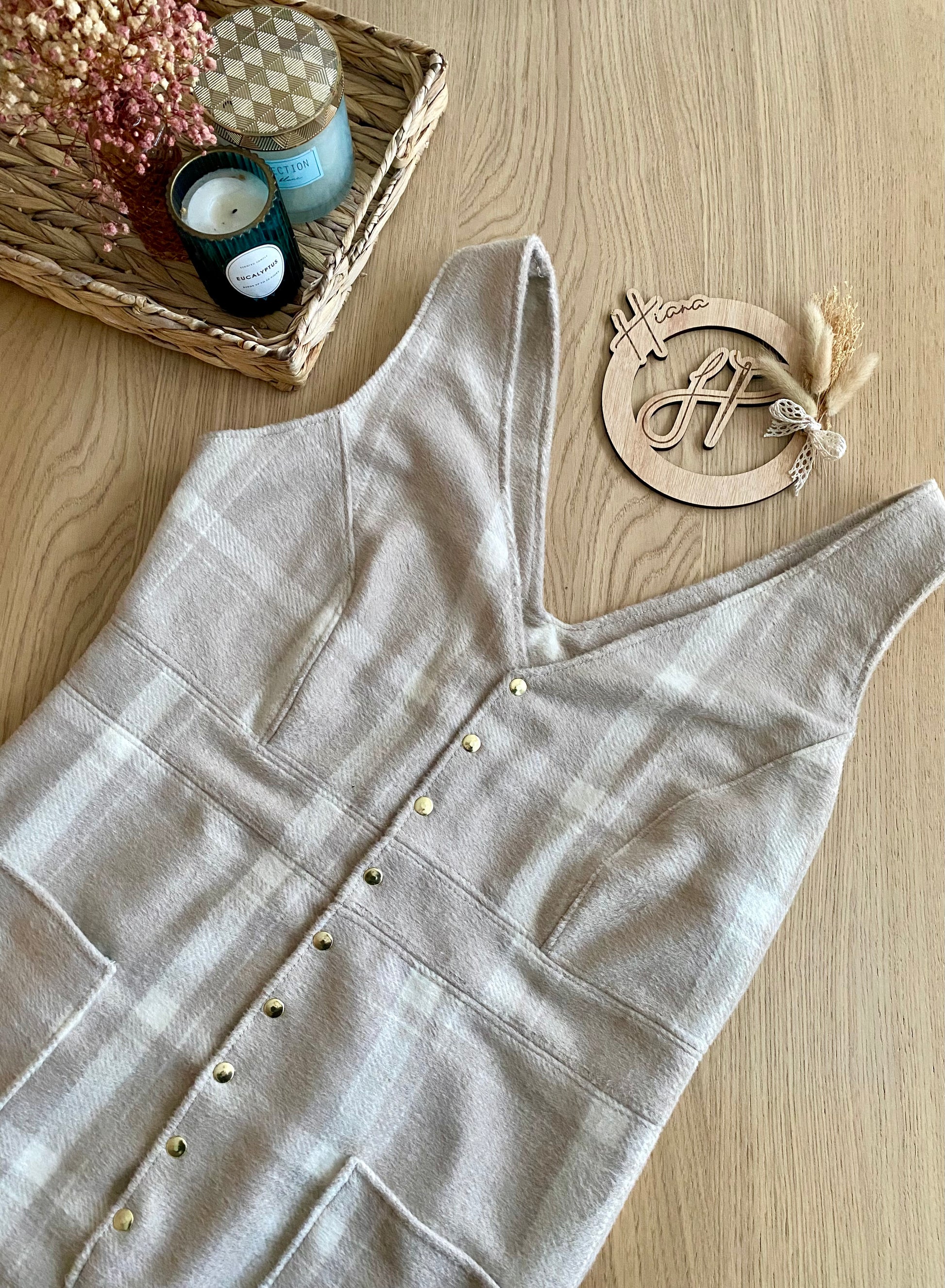 Robe élégante en tissu Prince de Galles, coupe féminine et intemporelle, collection Élégance à Carreaux.