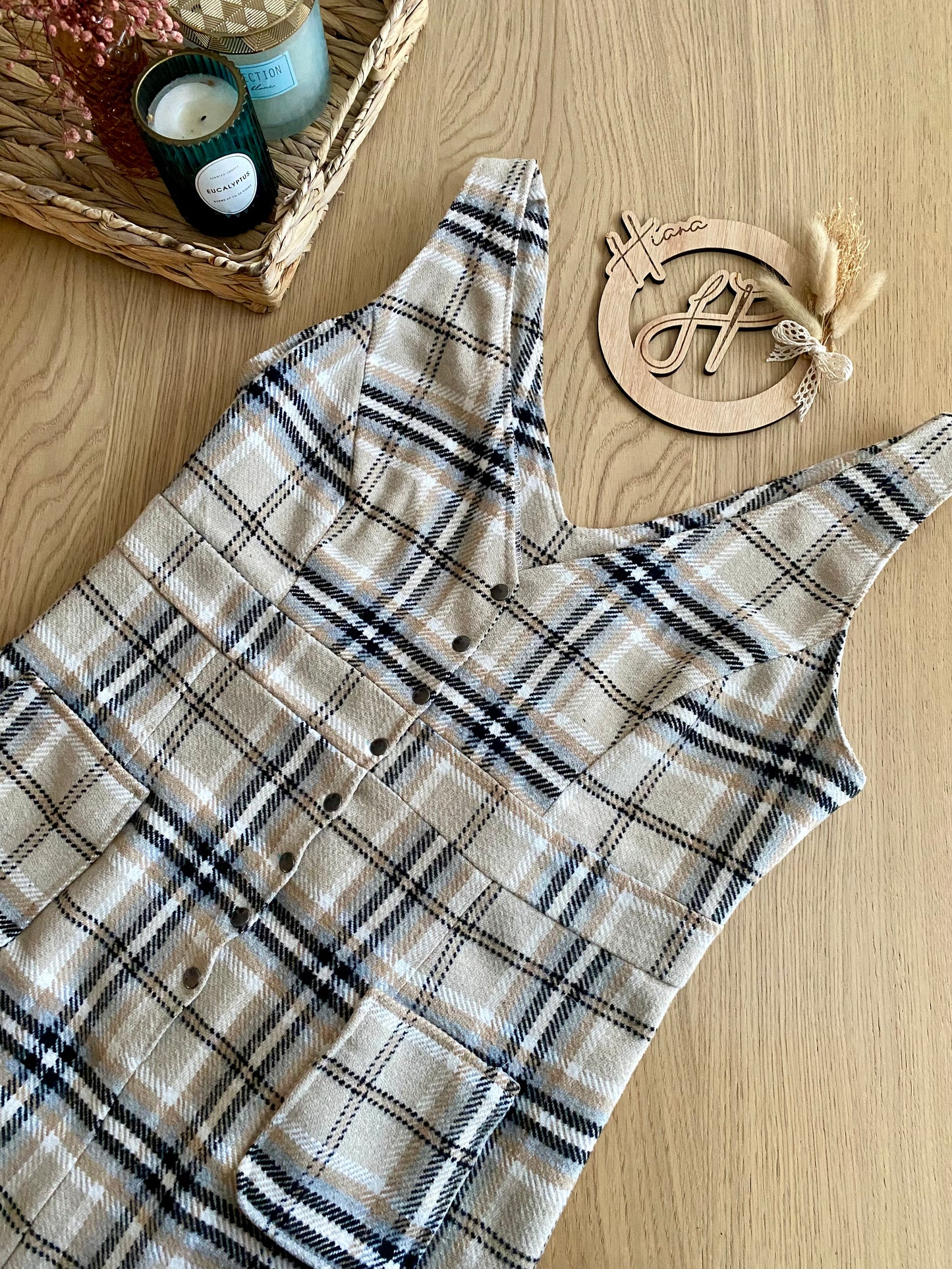 Robe élégante en tissu Prince de Galles, coupe féminine et intemporelle, collection Élégance à Carreaux.