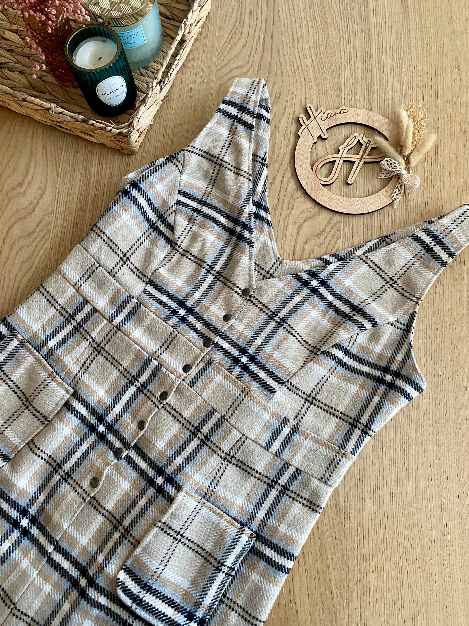 Robe élégante en tissu Prince de Galles, coupe féminine et intemporelle, collection Élégance à Carreaux.