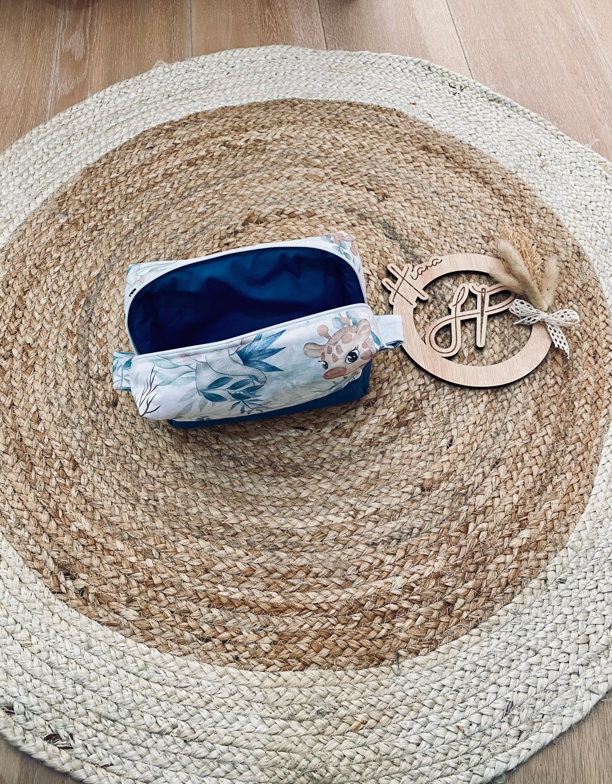 Turbulette douce savane pour bébé, avec des motifs d'animaux de la jungle comme des girafes et éléphants, idéale pour un sommeil paisible