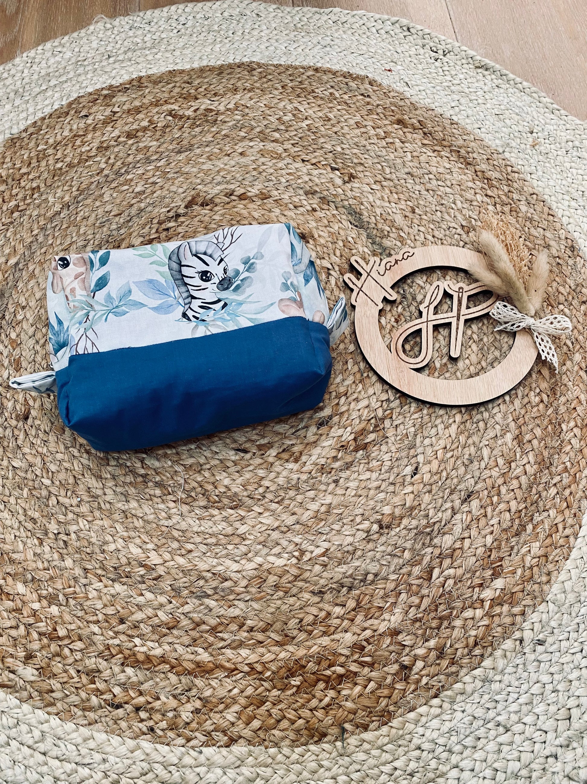 Turbulette douce savane pour bébé, avec des motifs d'animaux de la jungle comme des girafes et éléphants, idéale pour un sommeil paisible