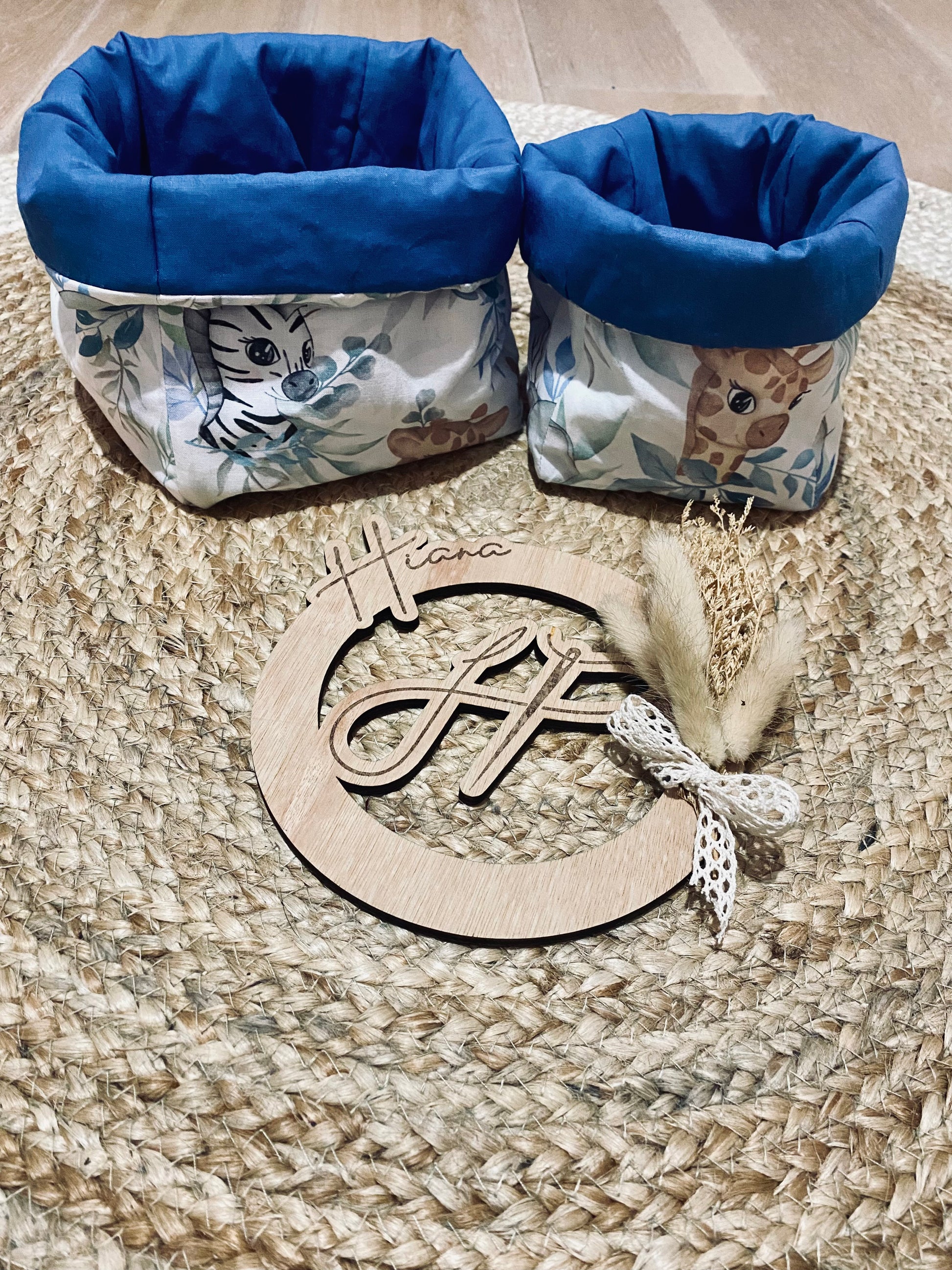 Turbulette douce savane pour bébé, avec des motifs d'animaux de la jungle comme des girafes et éléphants, idéale pour un sommeil paisible