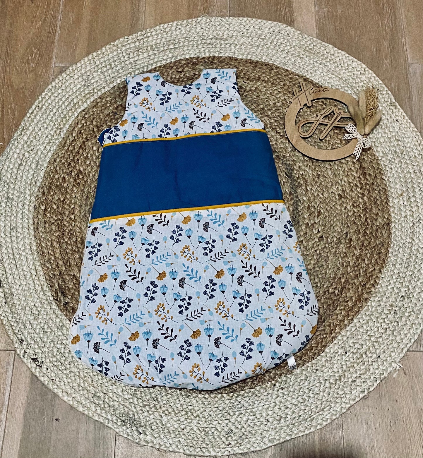 Turbulette bleu printanier pour bébé, avec des motifs d'animaux de la jungle comme des girafes et éléphants, idéale pour un sommeil paisible