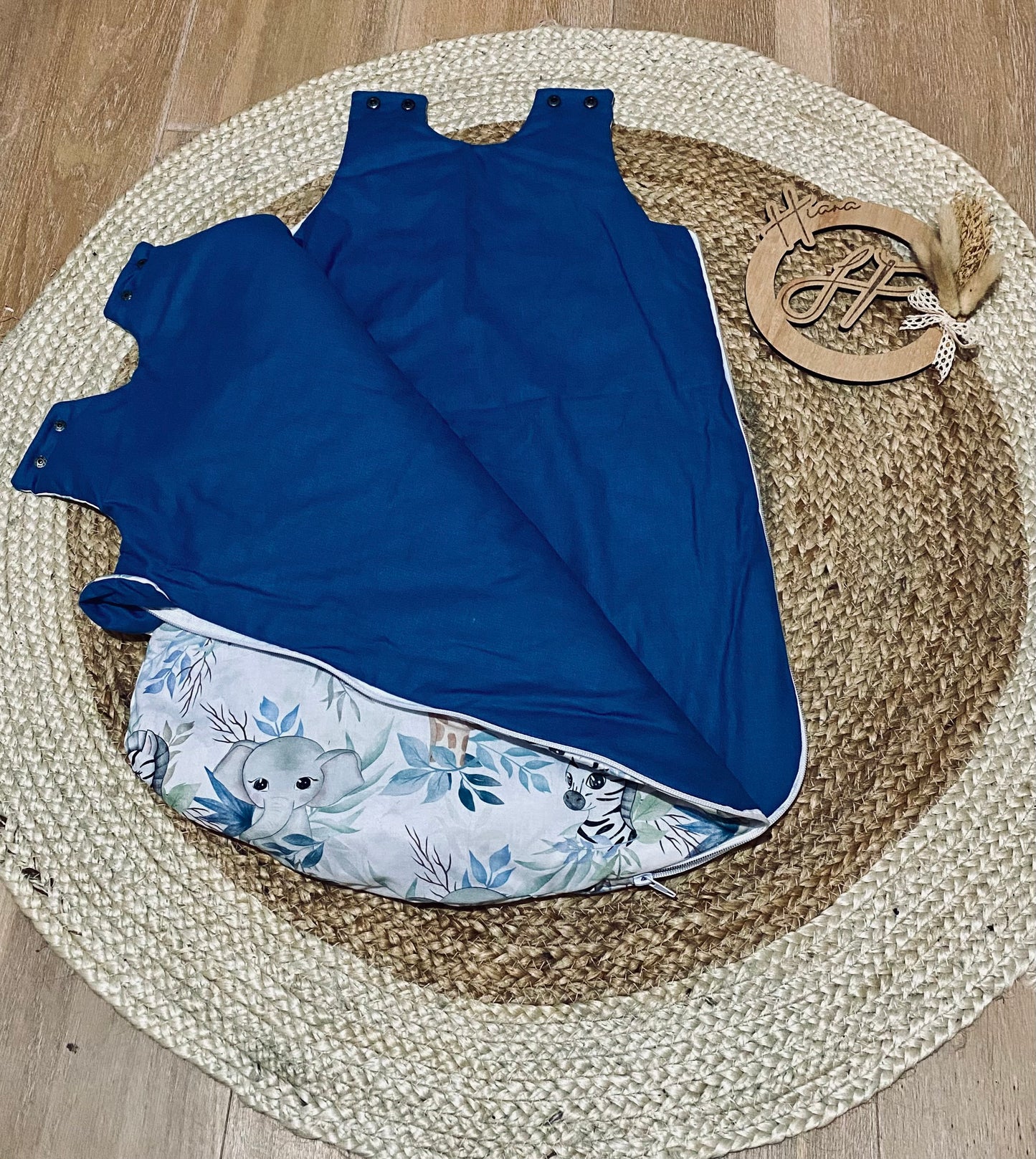 Turbulette douce savane pour bébé, avec des motifs d'animaux de la jungle comme des girafes et éléphants, idéale pour un sommeil paisible