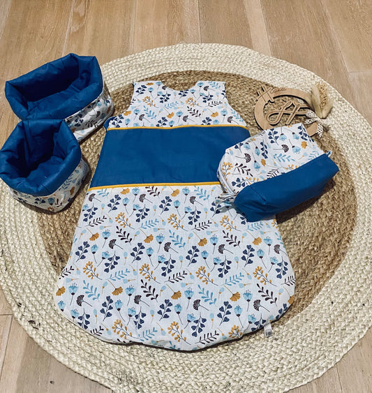 Turbulette bleu printanier pour bébé, avec des motifs d'animaux de la jungle comme des girafes et éléphants, idéale pour un sommeil paisible