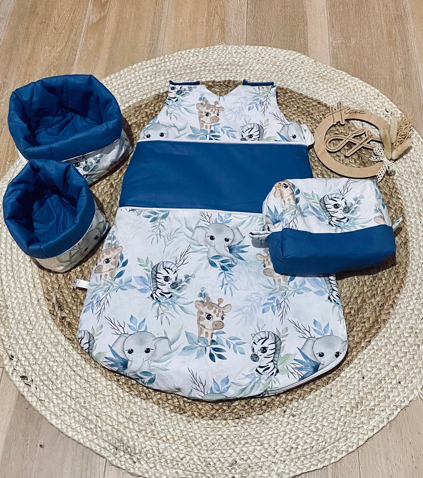 Turbulette douce savane pour bébé, avec des motifs d'animaux de la jungle comme des girafes et éléphants, idéale pour un sommeil paisible