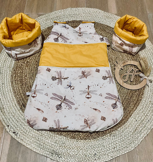 Turbulette bébé Magie Ailée, décorée de motifs de clés ornées d'ailes, parfaite pour un univers enchanté et paisible