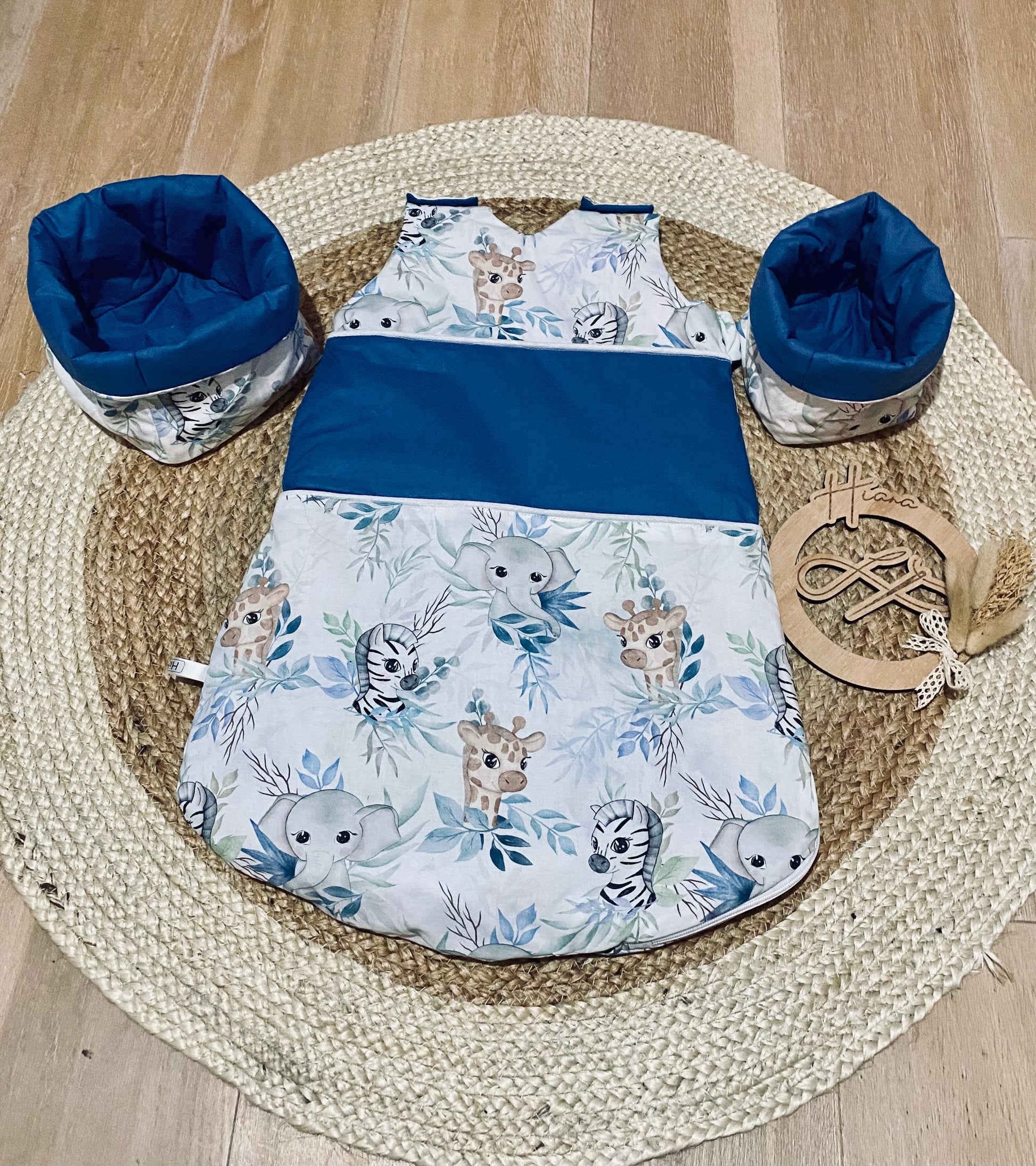 Turbulette douce savane pour bébé, avec des motifs d'animaux de la jungle comme des girafes et éléphants, idéale pour un sommeil paisible