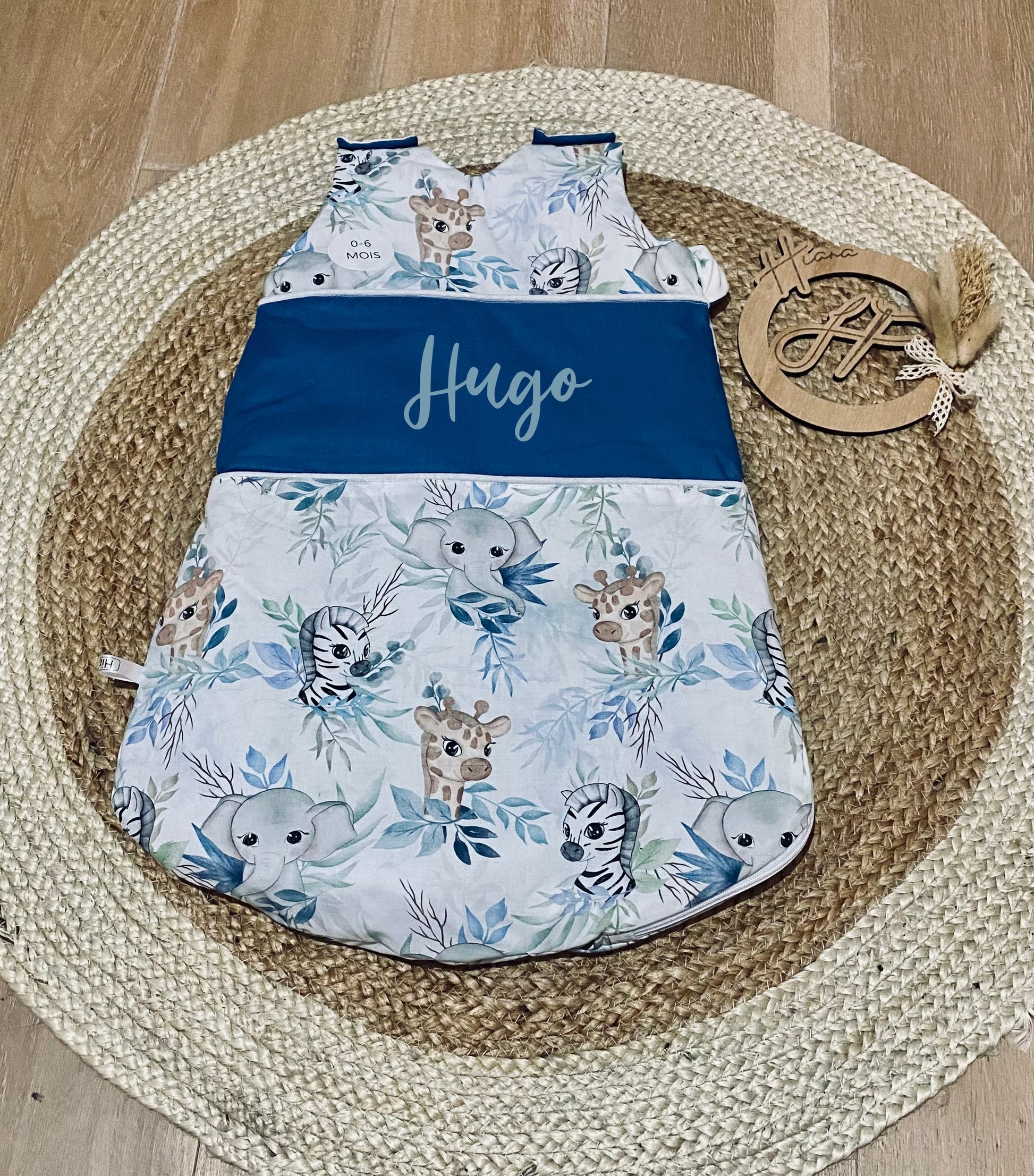 Turbulette douce savane pour bébé, avec des motifs d'animaux de la jungle comme des girafes et éléphants, idéale pour un sommeil paisible