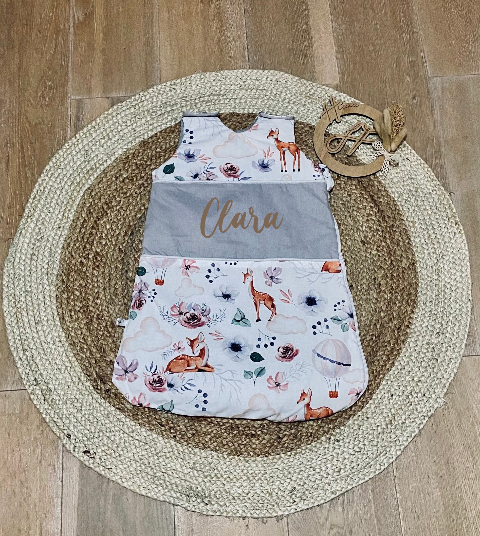 Turbulette jolies biches pour bébé, avec des motifs d'animaux de la jungle comme des girafes et éléphants, idéale pour un sommeil paisible