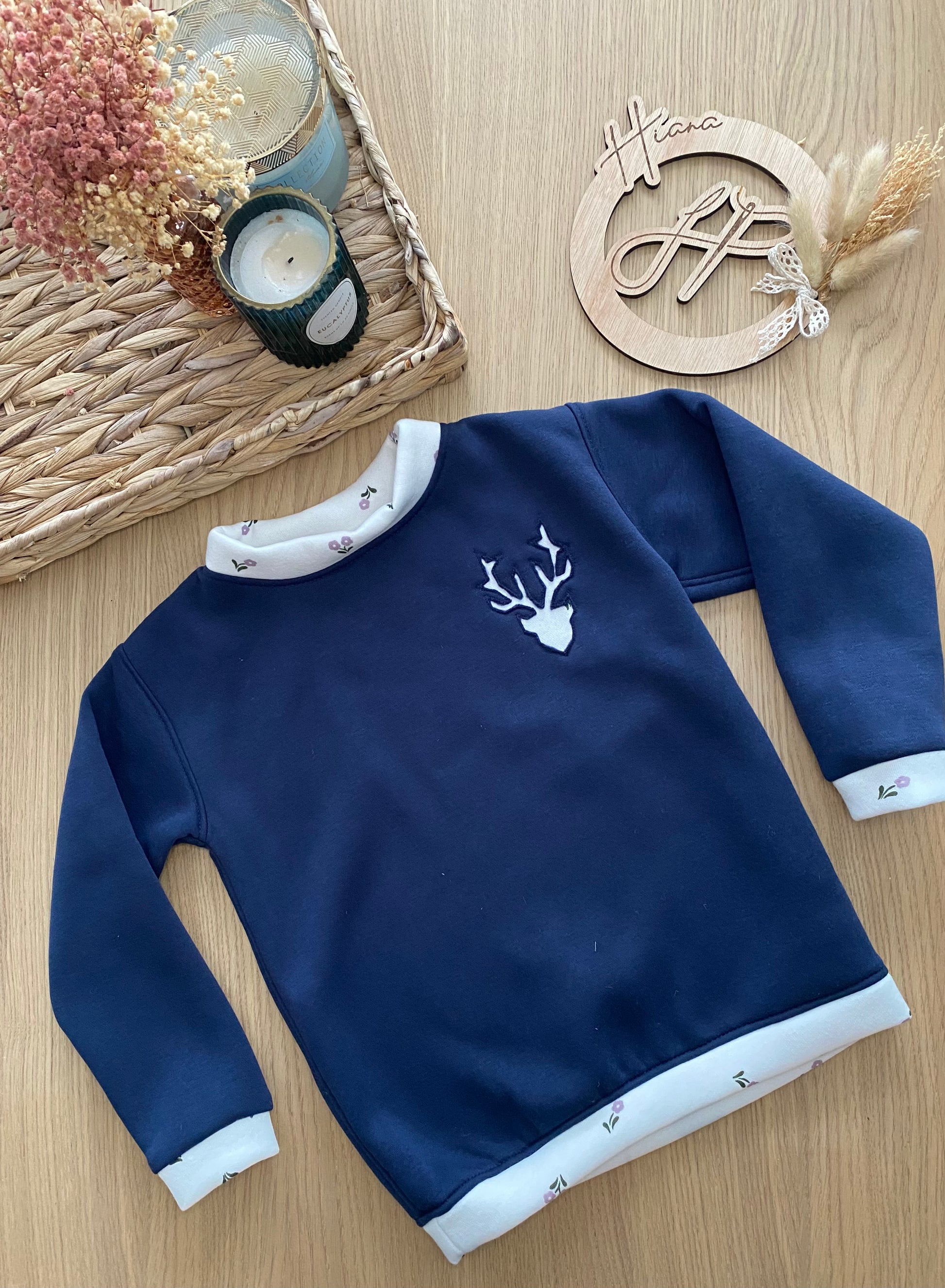 Offrez-vous le pull Céleste, une pièce douce et élégante, fait-main avec amour. Disponible du 6 mois au XXL. Commandez maintenant !