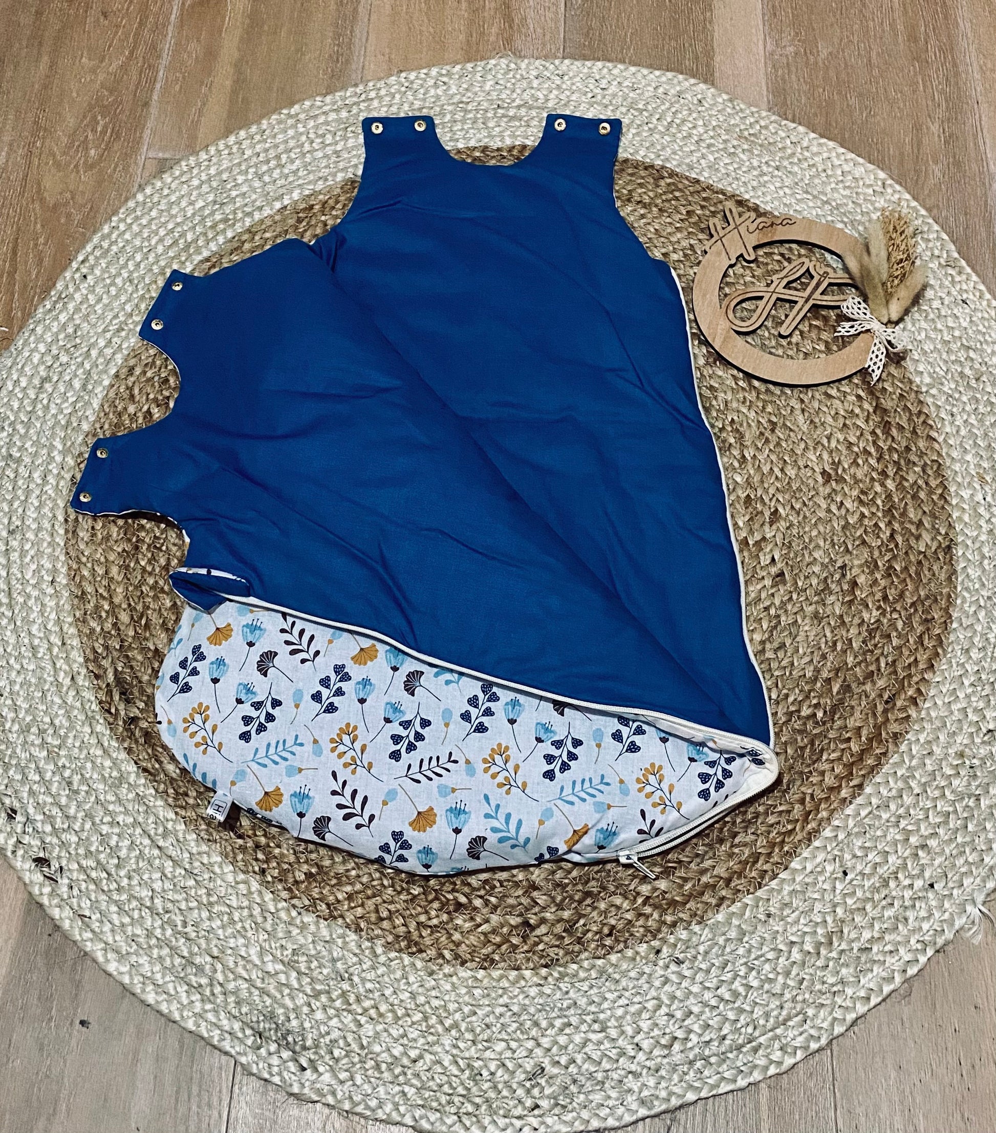 Turbulette bleu printanier pour bébé, avec des motifs d'animaux de la jungle comme des girafes et éléphants, idéale pour un sommeil paisible
