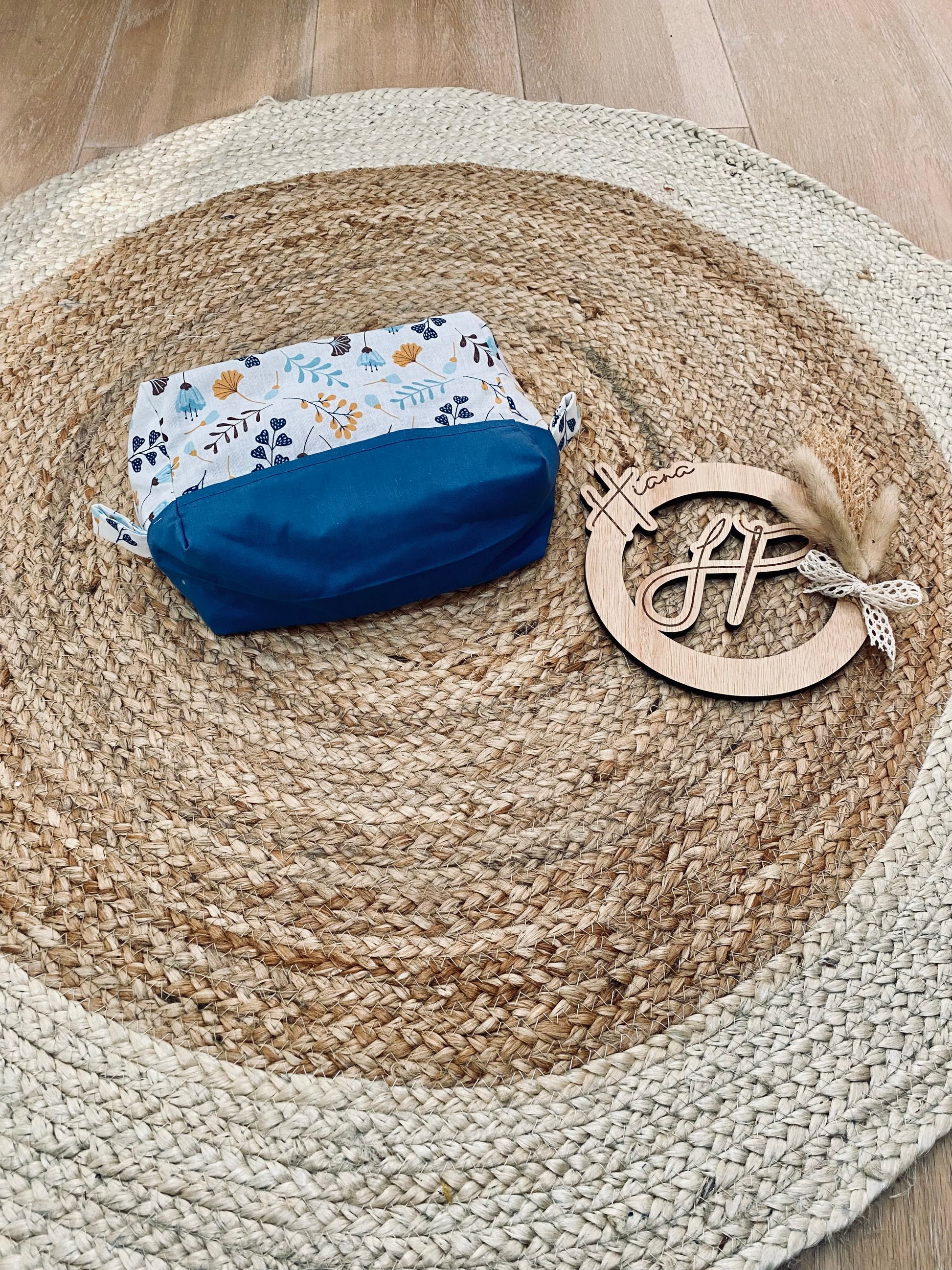 Turbulette bleu printanier pour bébé, avec des motifs d'animaux de la jungle comme des girafes et éléphants, idéale pour un sommeil paisible