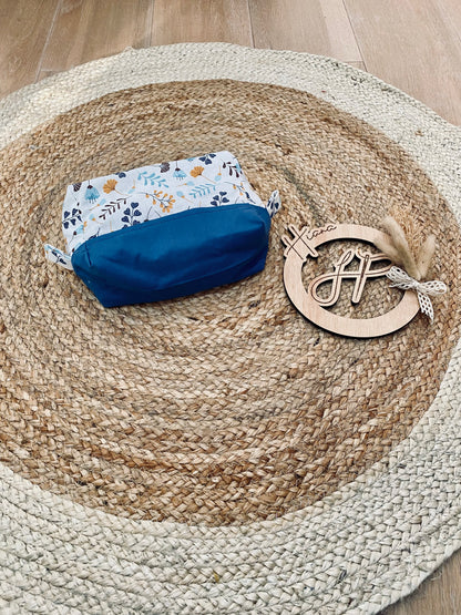 Turbulette bleu printanier pour bébé, avec des motifs d'animaux de la jungle comme des girafes et éléphants, idéale pour un sommeil paisible