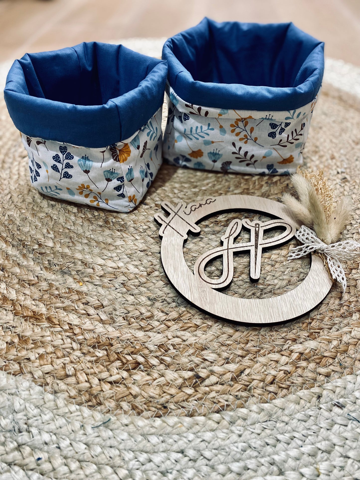 Turbulette bleu printanier pour bébé, avec des motifs d'animaux de la jungle comme des girafes et éléphants, idéale pour un sommeil paisible