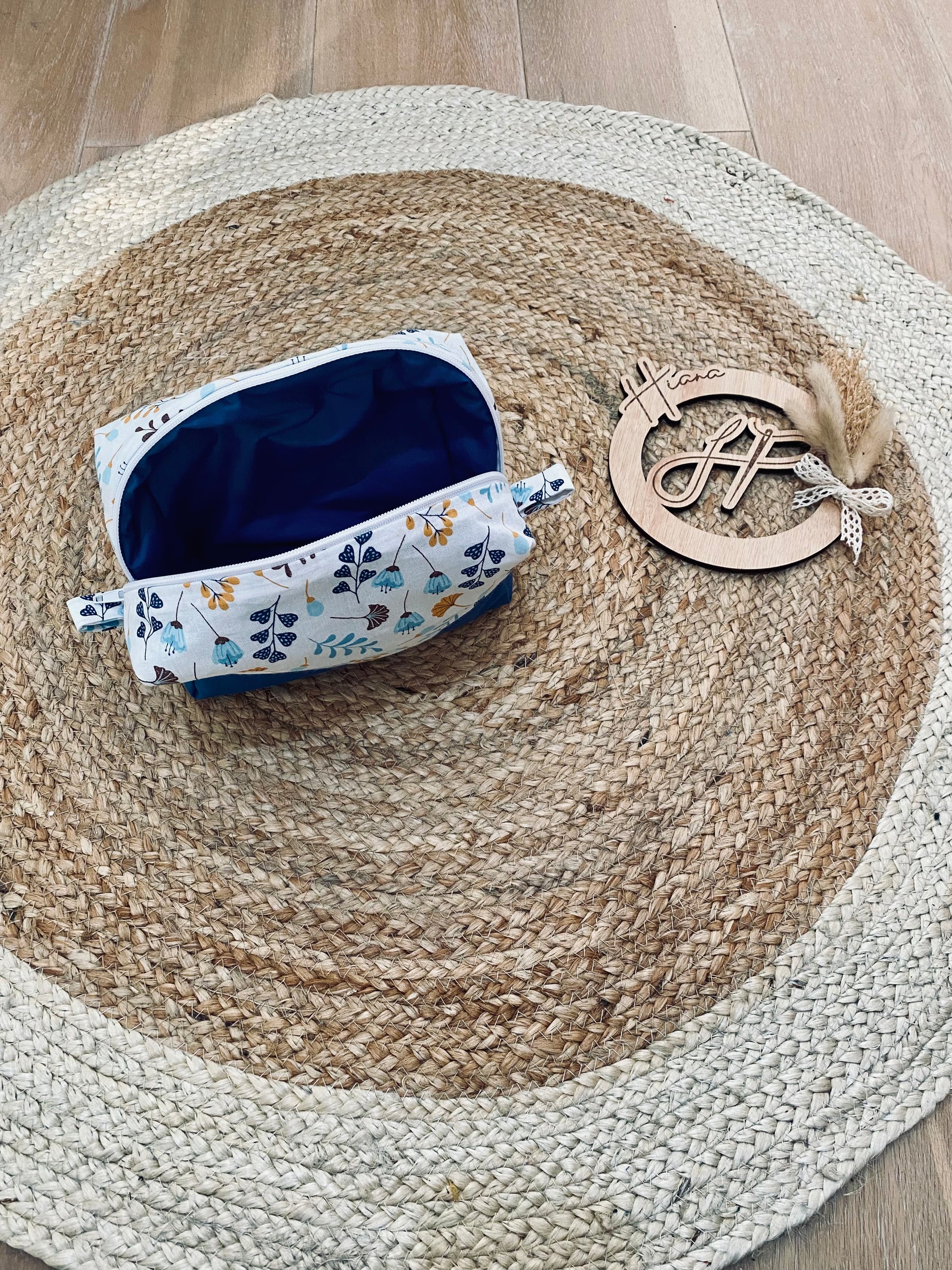 Turbulette bleu printanier pour bébé, avec des motifs d'animaux de la jungle comme des girafes et éléphants, idéale pour un sommeil paisible
