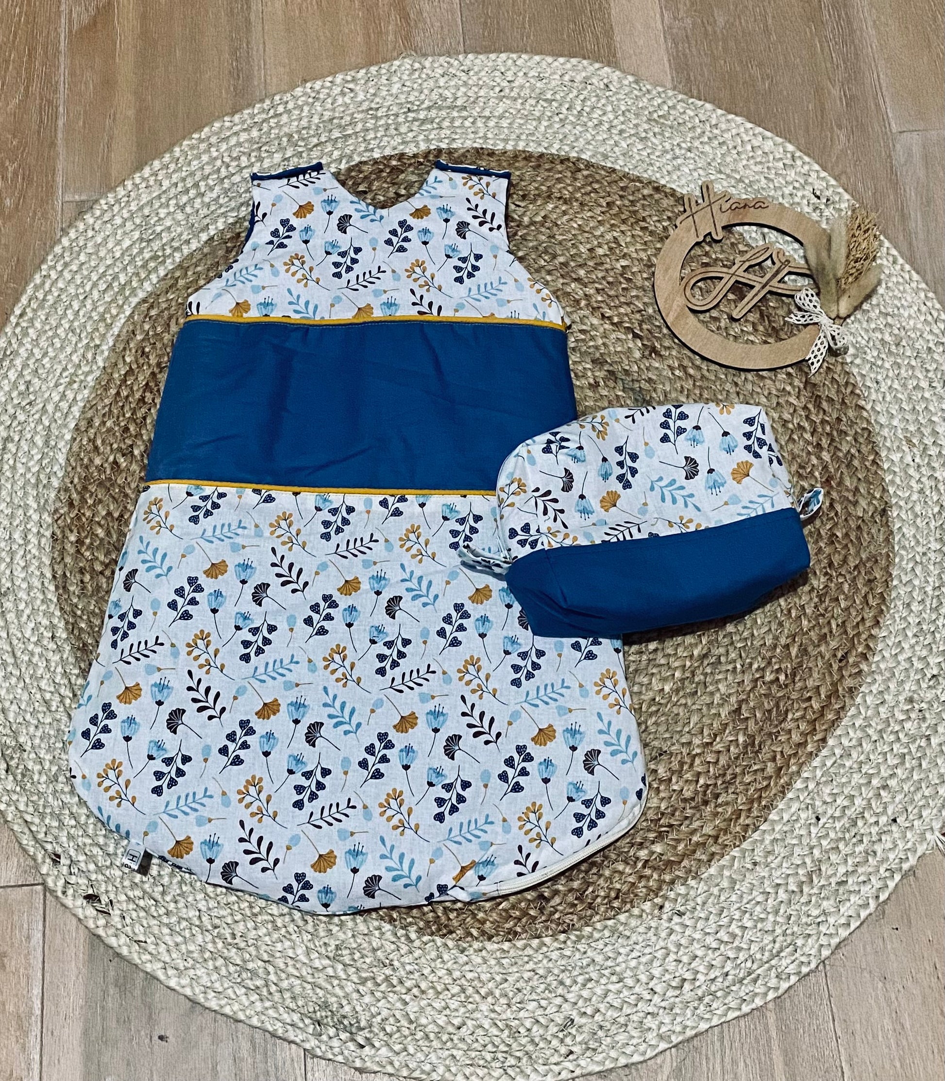 Turbulette bleu printanier pour bébé, avec des motifs d'animaux de la jungle comme des girafes et éléphants, idéale pour un sommeil paisible