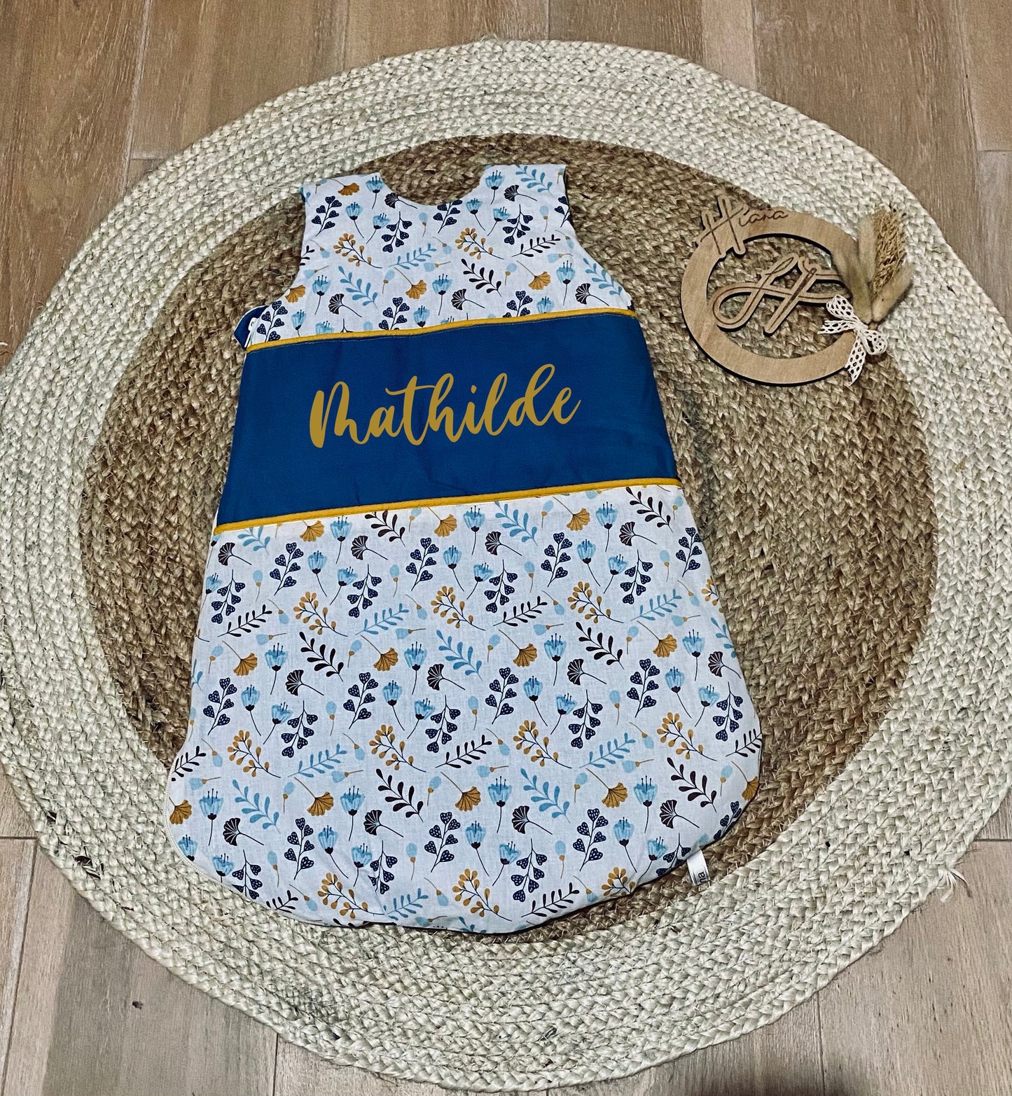 Turbulette bleu printanier pour bébé, avec des motifs d'animaux de la jungle comme des girafes et éléphants, idéale pour un sommeil paisible