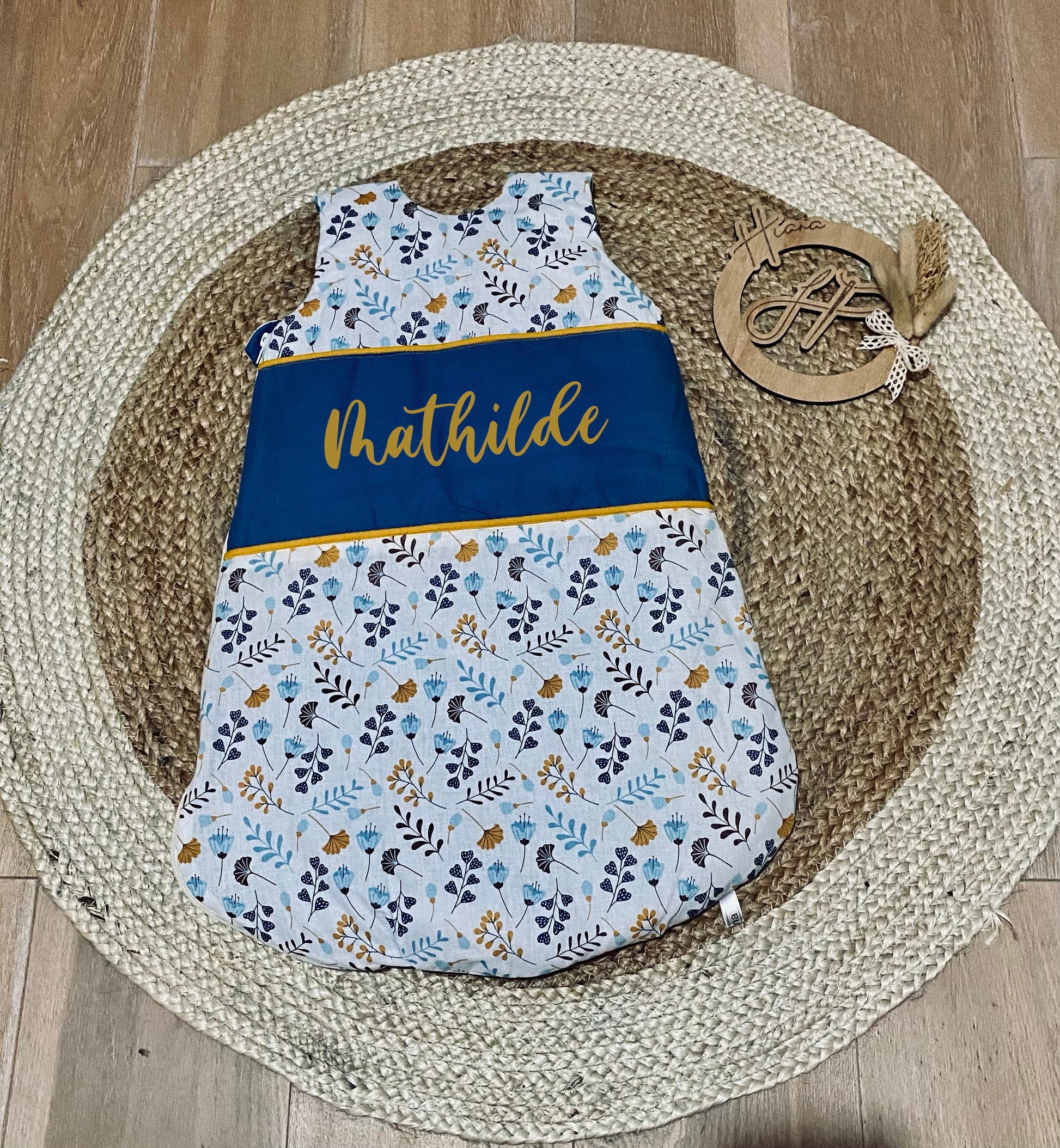 Turbulette bleu printanier pour bébé, avec des motifs d'animaux de la jungle comme des girafes et éléphants, idéale pour un sommeil paisible