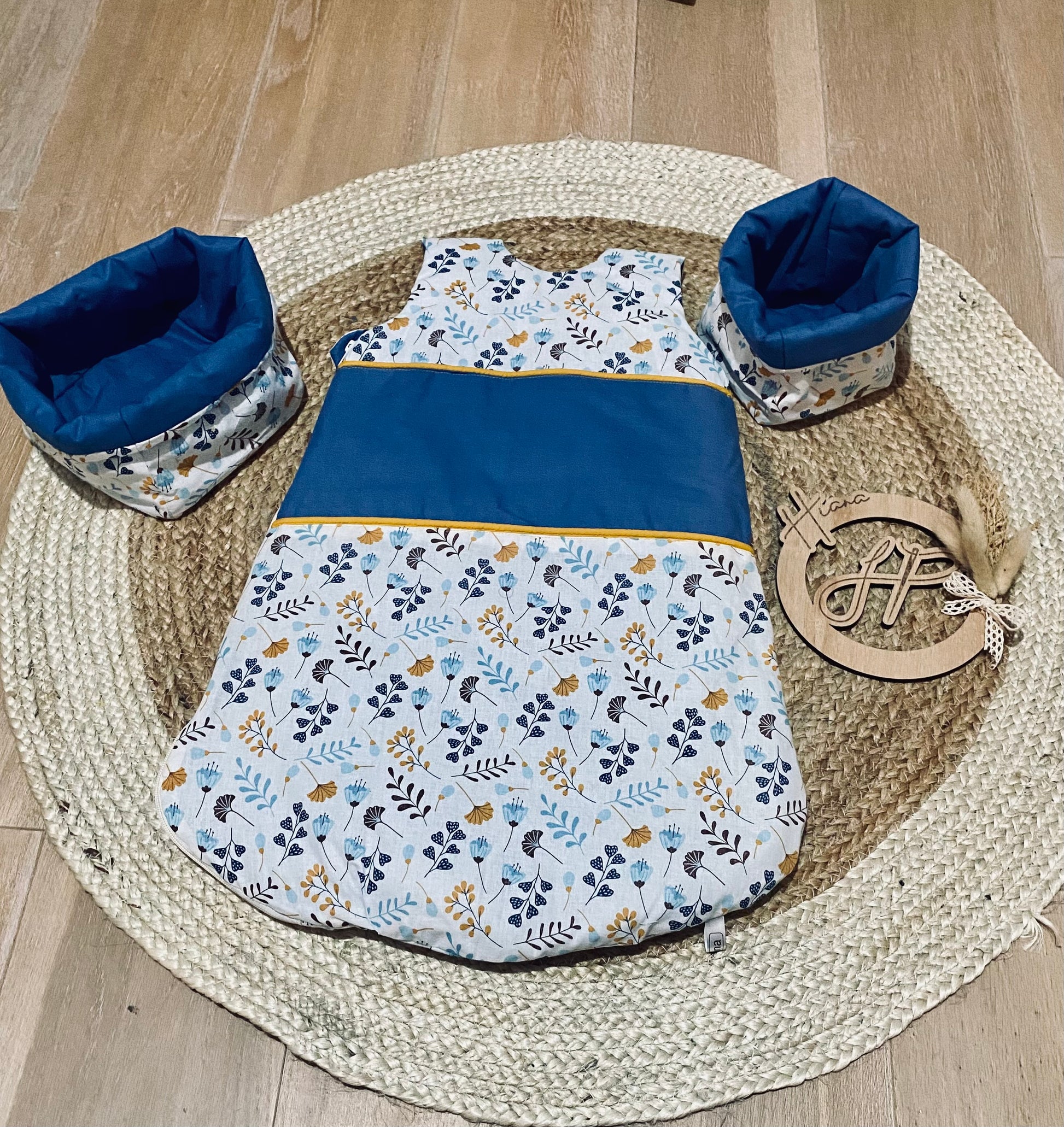 Turbulette bleu printanier pour bébé, avec des motifs d'animaux de la jungle comme des girafes et éléphants, idéale pour un sommeil paisible