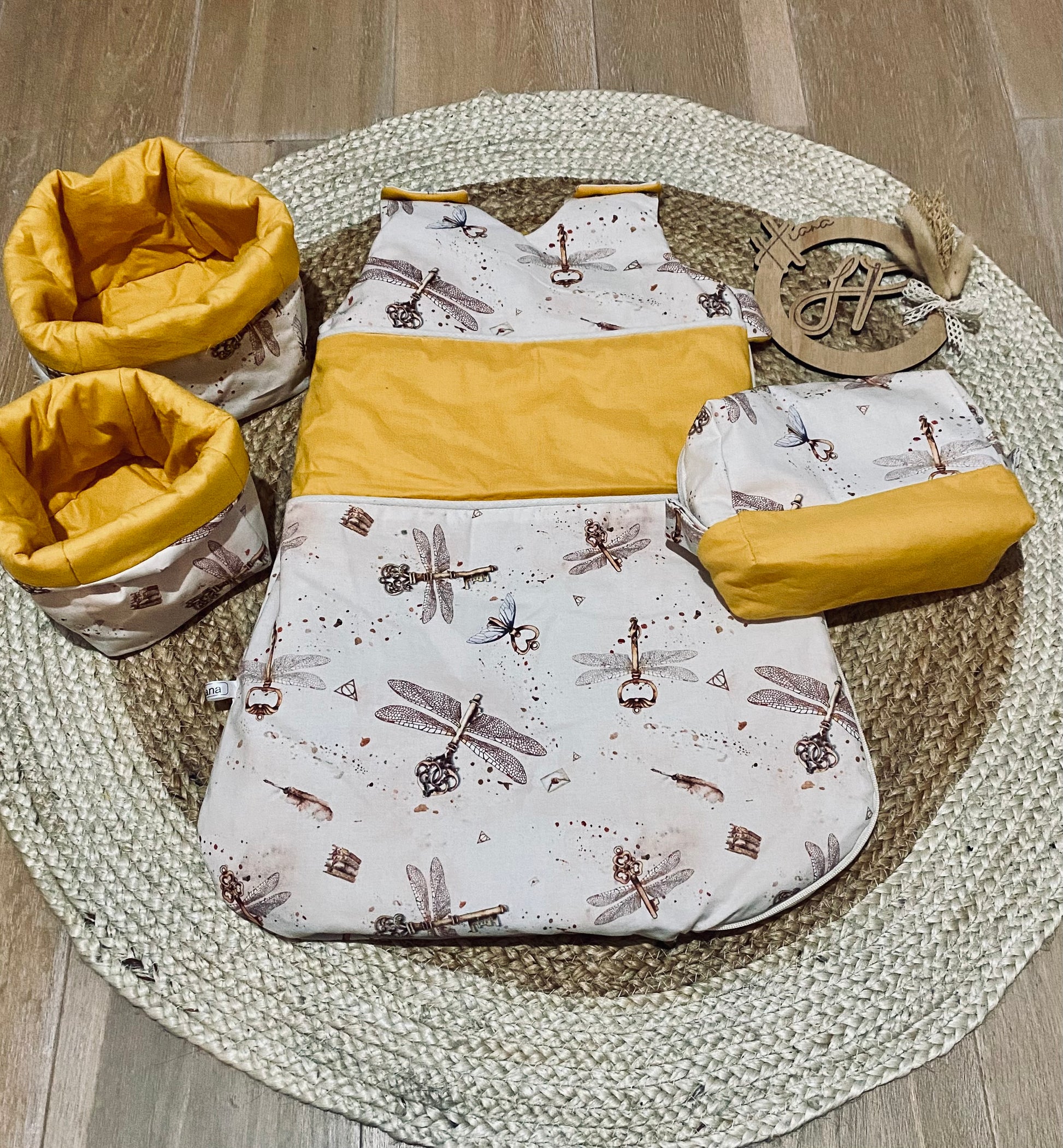 Turbulette bébé Magie Ailée, décorée de motifs de clés ornées d'ailes, parfaite pour un univers enchanté et paisible